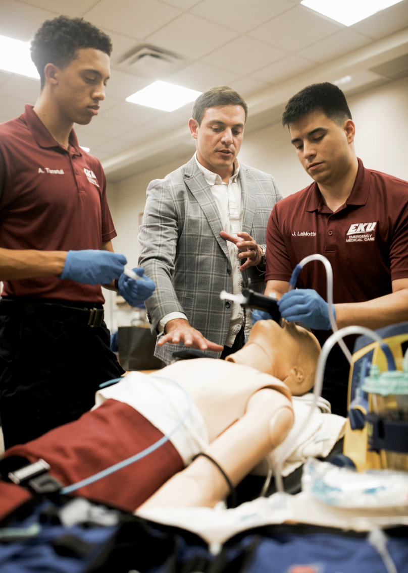 Dr. Andrew Napier demonstrating advanced video laryngoscope technique with EKU EMC paramedic students during hands-on simulation training