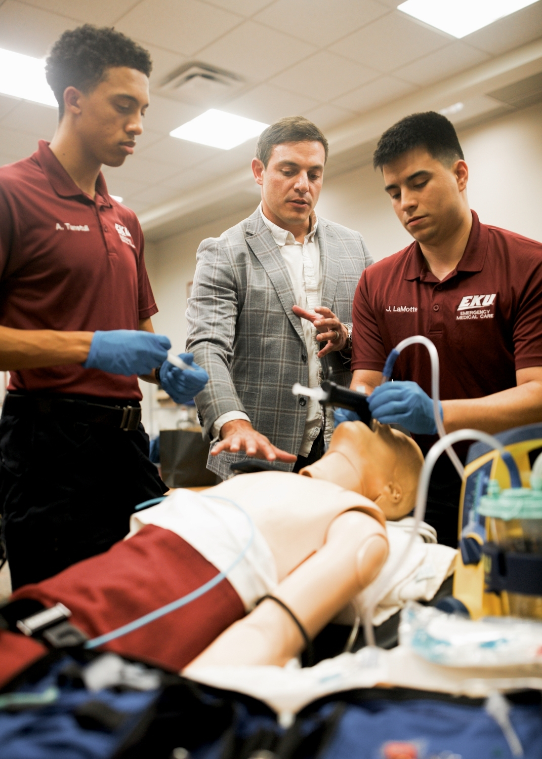 Dr. Andrew Napier and EKU President David McFaddin during the IntuBlade hardware donation ceremony at EKU's EMC simulation lab